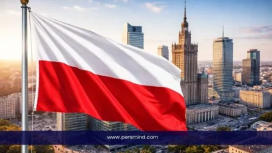 علم بولندا يرفرف أمام أفق مدينة وارسو يرمز إلى منحة Polonista NAWA للدراسة في بولندا