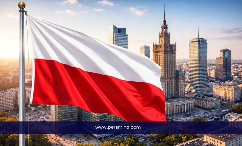 علم بولندا يرفرف أمام أفق مدينة وارسو يرمز إلى منحة Polonista NAWA للدراسة في بولندا