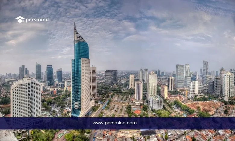 منظر بانورامي لمدينة جاكرتا في إندونيسيا يظهر ناطحات السحاب والمباني الحديثة تحت سماء صافية، مع شريط يحمل شعار Persmind في الأسفل.