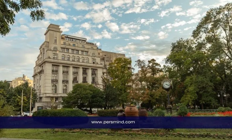 مبنى جامعي تاريخي في رومانيا تحيط به الأشجار والمساحات الخضراء، يُستخدم كصورة توضيحية لمقال منحة ترانسيلفانيا الأكاديمية.