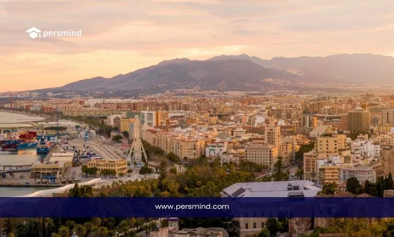 منظر بانورامي لمدينة إسبانية عند الغروب يرمز إلى الدراسة في جامعة خايين في إسبانيا