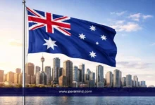 علم أستراليا يرفرف أمام أبراج مدينة سيدني في أستراليا – صورة توضيحية لمقال منحة جامعة سيدني للطلاب الدوليين.