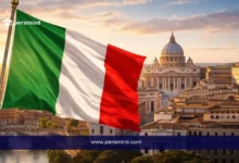 علم إيطاليا يرفرف أمام مبانٍ تاريخية وقبة كاتدرائية في روما – صورة لمقال منحة فلورنسا في إيطاليا 2026.
