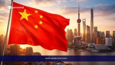 علم الصين يرفرف أمام أبراج مدينة شنغهاي عند الغروب – صورة لمقال منحة معهد هاربين للتكنولوجيا في الصين 2026.