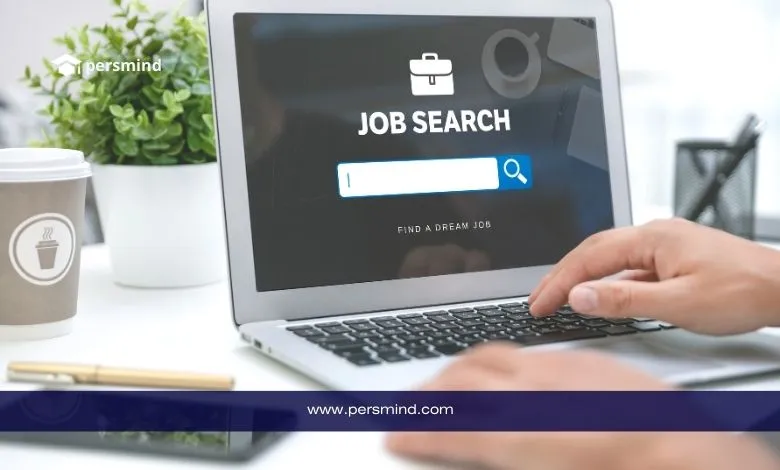شخص يبحث عن وظيفة عبر الإنترنت على حاسوب محمول يظهر عليه شريط Job Search