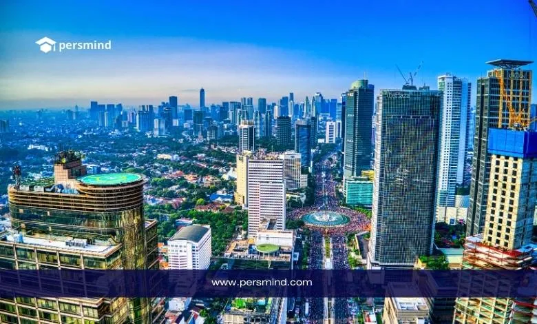 صورة بانورامية لوسط مدينة جاكرتا في إندونيسيا تُظهر ناطحات السحاب والمشهد الحضري الحديث مع شعار Persmind.