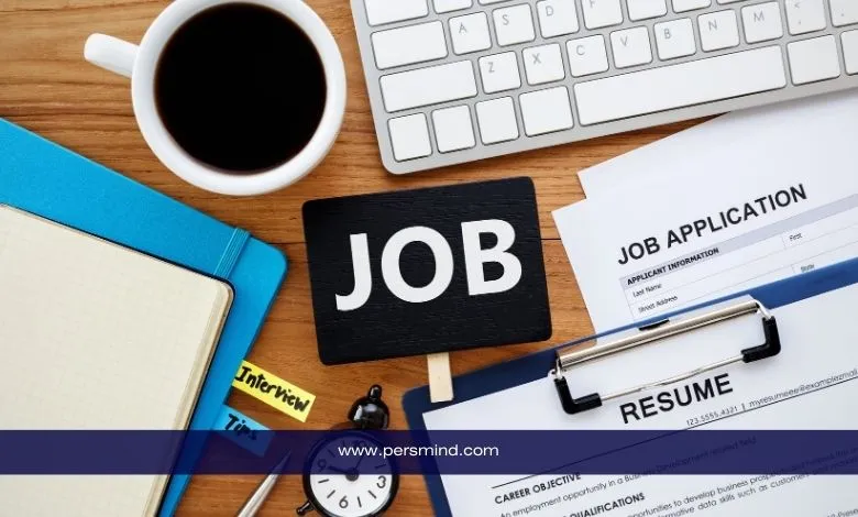 مكتب عمل يحتوي على سيرة ذاتية ونموذج طلب توظيف ولافتة تحمل كلمة JOB، يُستخدم للتعبير عن فرص العمل المتاحة في رومانيا لعام 2026.