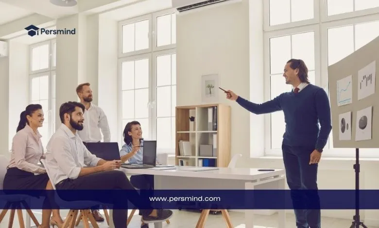 فريق عمل يحضر عرضًا تقديميًا في مكتب حديث، في صورة تعبيرية لمقال وظيفة مبيعات وتسويق في الرياض.