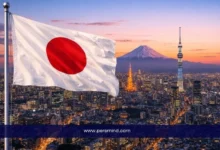 علم اليابان يرفرف فوق مدينة طوكيو مع ظهور برج سكاي تري وجبل فوجي عند الغروب – صورة مرافقة لمقال برنامج التدريب الداخلي RIKEN IMS.