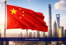 علم الصين أمام أفق مدينة شنغهاي في إشارة إلى برنامج التدريب الصيفي في جامعة ويستليك في الصين