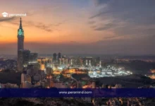 صورة ليلية للمدينة المنورة تظهر المسجد النبوي ومحيطه مع الإشارة إلى الجامعة الإسلامية في المدينة المنورة للطلاب الدوليين