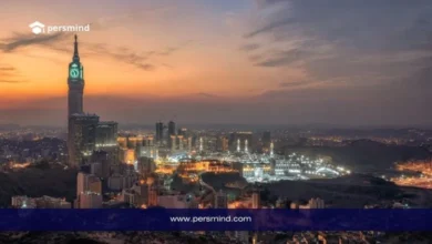 صورة ليلية للمدينة المنورة تظهر المسجد النبوي ومحيطه مع الإشارة إلى الجامعة الإسلامية في المدينة المنورة للطلاب الدوليين