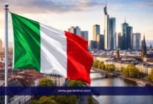 علم إيطاليا أمام أفق مدينة إيطالية في إشارة إلى المنتدى العالمي الثالث لليونسكو للشباب