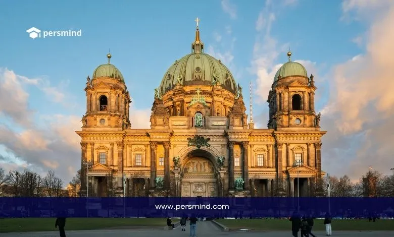 كاتدرائية برلين الشهيرة بإضاءتها الذهبية عند الغروب في ألمانيا – صورة توضيحية لمقال برنامج ITLOS Nippon في ألمانيا.