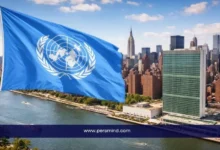 علم الأمم المتحدة أمام مقر الأمم المتحدة في نيويورك ضمن مقال عن برنامج الأمم المتحدة للمتطوعين