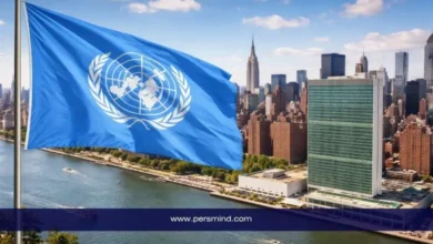 علم الأمم المتحدة أمام مقر الأمم المتحدة في نيويورك ضمن مقال عن برنامج الأمم المتحدة للمتطوعين