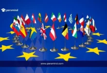 أعلام دول الاتحاد الأوروبي أمام خلفية تحمل شعار النجوم الأوروبية ضمن مقال عن برنامج الكتاب الأزرق للمفوضية الأوروبية