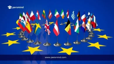 أعلام دول الاتحاد الأوروبي أمام خلفية تحمل شعار النجوم الأوروبية ضمن مقال عن برنامج الكتاب الأزرق للمفوضية الأوروبية