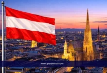 علم النمسا يرفرف فوق مدينة فيينا مع إطلالة على كاتدرائية سانت ستيفن عند الغروب – صورة مرافقة لمقال المنتدى الأوروبي ألباخ 2026.