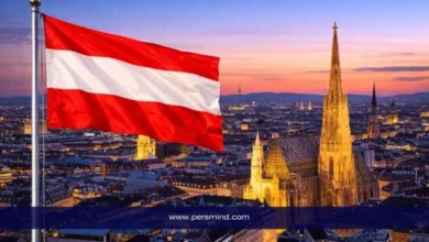 علم النمسا يرفرف فوق مدينة فيينا مع إطلالة على كاتدرائية سانت ستيفن عند الغروب – صورة مرافقة لمقال المنتدى الأوروبي ألباخ 2026.