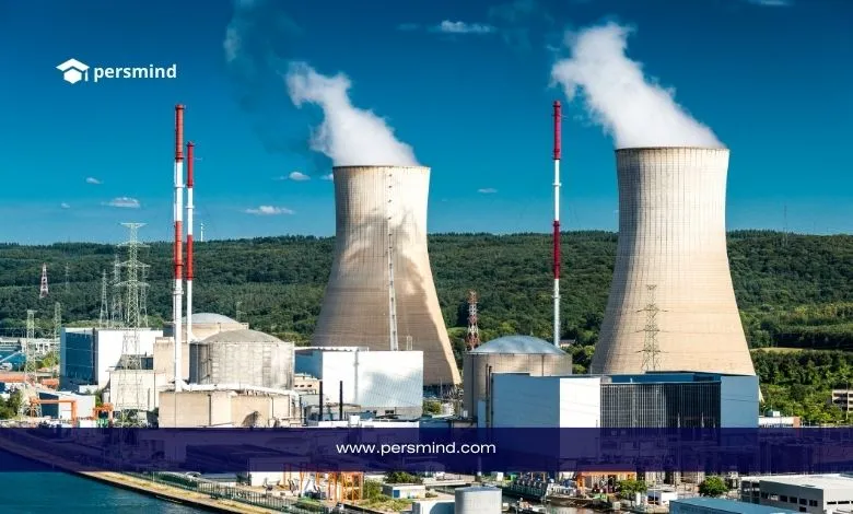 محطة طاقة نووية تحتوي على أبراج تبريد ضخمة تمثل مجال دراسة تخصص الهندسة النووية وتطبيقات الطاقة النووية