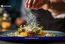 طاهٍ يضيف لمسة نهائية على طبق فاخر في إطار مقال عن دراسة فنون الطهي والطبخ والاحتراف في مجال culinary arts