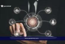 رجل أعمال يضغط على واجهة رقمية تحتوي على رمز بصمة وأيقونات تقنية ضمن مقال عن دراسة نظم المعلومات الإدارية