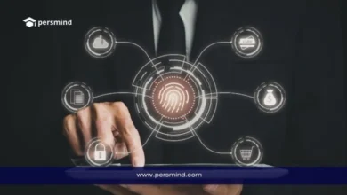 رجل أعمال يضغط على واجهة رقمية تحتوي على رمز بصمة وأيقونات تقنية ضمن مقال عن دراسة نظم المعلومات الإدارية