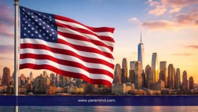 علم الولايات المتحدة أمام أفق مدينة نيويورك ضمن مقال عن زمالة ستيرن بجامعة نيويورك
