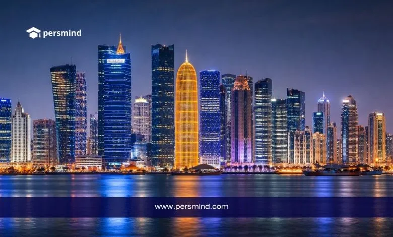 أفق مدينة الدوحة في قطر ليلًا مع ناطحات السحاب المضيئة وانعكاس الأضواء على المياه لمقال عن فرصة عمل في قطر