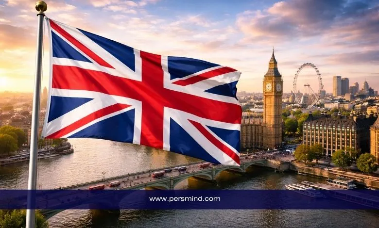 علم المملكة المتحدة يرفرف أمام نهر التايمز في لندن مع ظهور ساعة بيغ بن وعجلة لندن في الخلفية – صورة توضيحية لمقال قمة السلام في لندن.