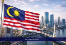 علم ماليزيا أمام أفق مدينة كوالالمبور في إشارة إلى مؤتمر قادة المستقبل في ماليزيا