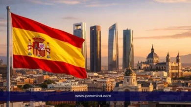 علم إسبانيا أمام أفق مدينة مدريد في إشارة إلى مؤتمر مستقبل واحد في برشلونة للشباب