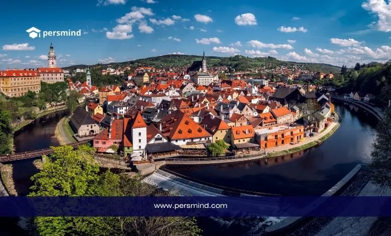 مشهد بانورامي لمدينة براغ في التشيك يظهر المنازل ذات الأسطح الحمراء ونهر فلتافا ضمن أجواء ثقافية أوروبية مرتبطة بمنتدى الدبلوماسية الثقافية للشباب