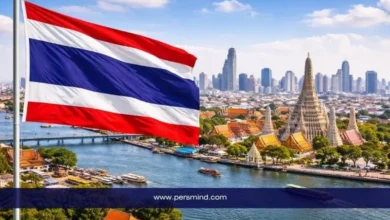 علم تايلاند أمام معالم مدينة بانكوك ونهر تشاو فرايا ضمن مقال عن منتدى الشباب الناشئ في بانكوك