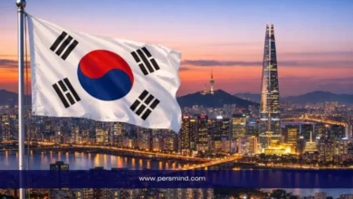 علم كوريا الجنوبية يرفرف أمام أفق مدينة سيول مع برج لوتيه ونهر الهان عند الغروب – صورة مرافقة لمقال منتدى اليونسكو للتراث العالمي 2026.