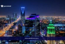 صورة ليلية لمدينة الرياض بأبراجها الحديثة ضمن مقال عن منحة ادرس في السعودية للطلاب الدوليين بتمويل كامل