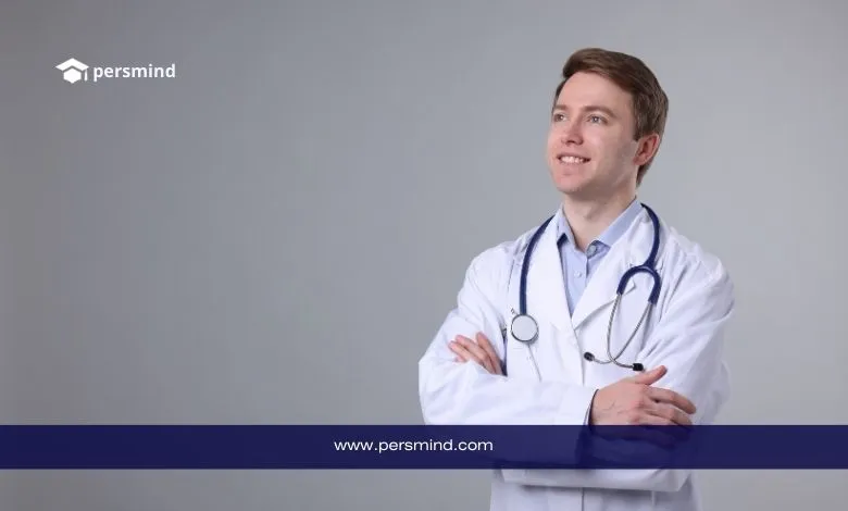 طبيب شاب يرتدي المعطف الأبيض مع سماعة طبية ضمن مقال عن منحة الطب في هولندا وشروط القبول