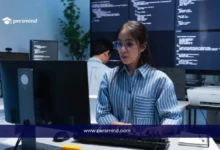 مبرمجة تعمل على الحاسوب مع ظهور أكواد برمجية على الشاشة ضمن مقال عن منحة برنامج جوجل الصيفي للبرمجة