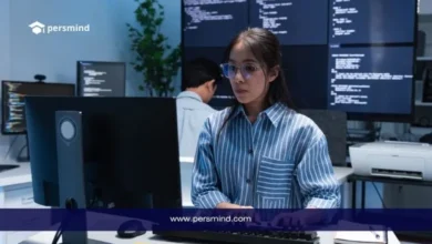 مبرمجة تعمل على الحاسوب مع ظهور أكواد برمجية على الشاشة ضمن مقال عن منحة برنامج جوجل الصيفي للبرمجة