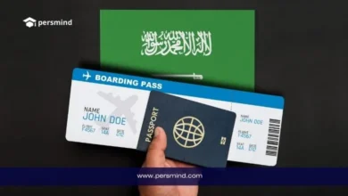 جواز سفر وبطاقة صعود طائرة أمام علم السعودية ضمن مقال عن منحة جامعة الأميرة نورة بنت عبد الرحمن للطالبات الدوليات