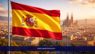 علم إسبانيا أمام مدينة برشلونة ومعالم معمارية شهيرة ضمن مقال عن منحة جامعة مدريد المستقلة للدراسة في إسبانيا