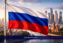 علم روسيا أمام أفق مدينة موسكو ضمن مقال عن مهرجان الشباب العالمي في روسيا وفرص المشاركة للشباب الدوليين