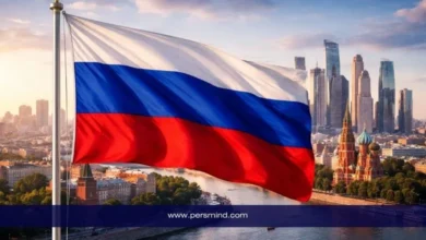 علم روسيا أمام أفق مدينة موسكو ضمن مقال عن مهرجان الشباب العالمي في روسيا وفرص المشاركة للشباب الدوليين