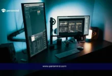 مكتب عمل يحتوي على شاشات تعرض أكواد برمجية ضمن مقال عن وظائف تخصص علوم الحاسب وفرص العمل في البرمجة والتقنية