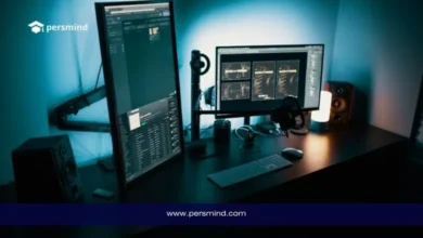 مكتب عمل يحتوي على شاشات تعرض أكواد برمجية ضمن مقال عن وظائف تخصص علوم الحاسب وفرص العمل في البرمجة والتقنية