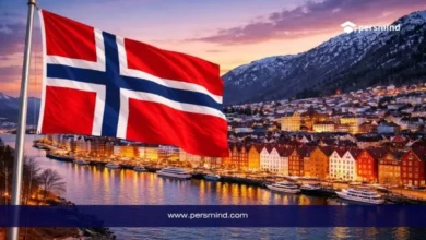 علم النرويج مع خلفية مدينة ساحلية وجبال وقت الغروب في صورة لمقال برنامج ASEF لتدريب القادة الشباب.