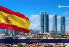 مؤتمر الشباب في إسبانيا مع علم إسبانيا وأفق المدينة الحديثة