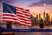 علم الولايات المتحدة مع خلفية أفق مدينة نيويورك وقت الغروب في صورة لمقال مؤتمر ديلويت كومباس في أمريكا.