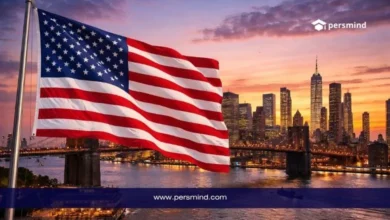 علم الولايات المتحدة مع خلفية أفق مدينة نيويورك وقت الغروب في صورة لمقال مؤتمر ديلويت كومباس في أمريكا.